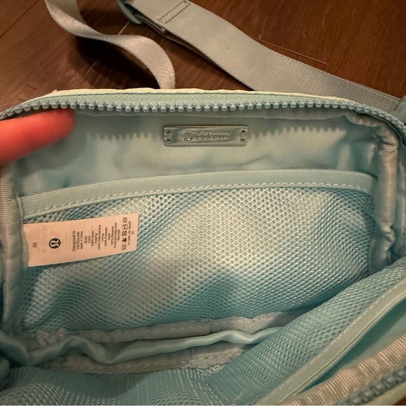 Lululemon Everywhere Belt Bag 1L * Icing Blue / Eton Blue - Picture 5 of 7